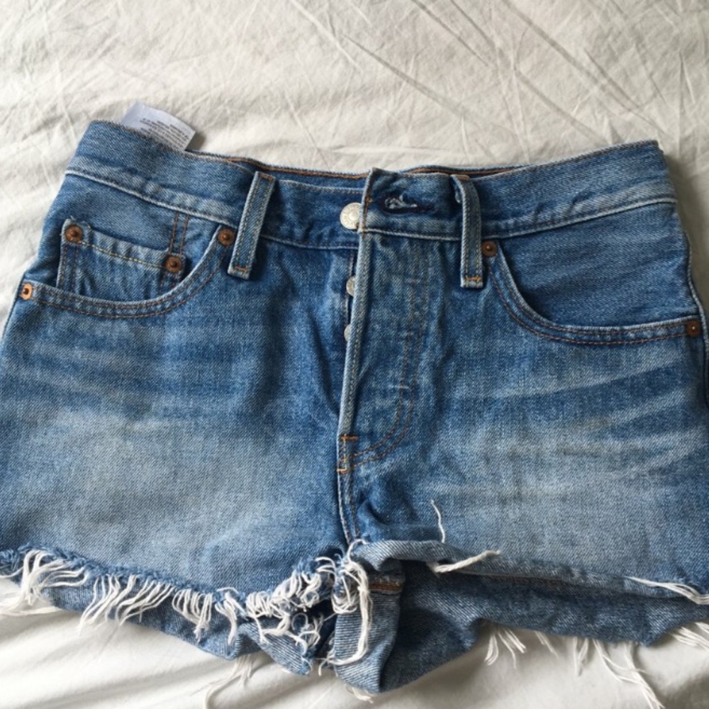 Levi low rise shorts